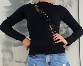 Schwarzes Baumwoll Langarm Top: Avantgarde Sicherheitsnadel Bluse