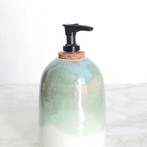 Handgefertigter Seifenspender aus Keramik