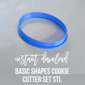 Könnte beinhalten: Ein blauer, runder Plätzchenausstecher aus Kunststoff. Der Ausstecher liegt auf einer weißen Oberfläche. Der Text "instant download BASIC SHAPES COOKIE CUTTER SET STL" befindet sich unter dem Ausstecher.