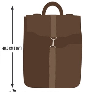 Pode incluir: Uma mochila castanha com pega superior, fecho de aba e uma correia vertical central com uma fivela de metal prateado. As dimens&otilde;es indicadas s&atilde;o 30 x 40,5 x 10 cm ou 12 x 16 x 4 polegadas, indicando a altura, largura e profundidade do saco.