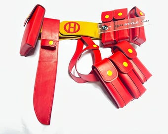 Gelber Ledergürtel mit roten Taschen und einem Messerhalter