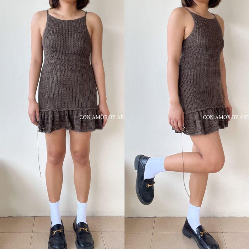 Puede incluir: Un vestido corto de crochet marr&oacute;n con un dobladillo con volantes. El vestido es sin mangas y tiene un escote redondo. La modelo lleva calcetines blancos y mocasines negros.