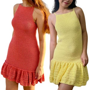 Puede incluir: Dos vestidos de crochet, uno en coral y otro en amarillo, con un dobladillo con volantes.
