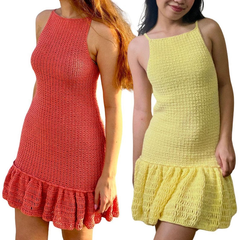 Puede incluir: Dos vestidos de crochet, uno en coral y otro en amarillo, con un dobladillo con volantes.