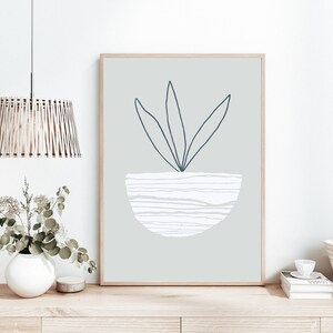 Op de afbeelding: Een minimalistische kunstprint met een gestileerde plant in een witte pot met grijze strepen op een lichtgrijze achtergrond.