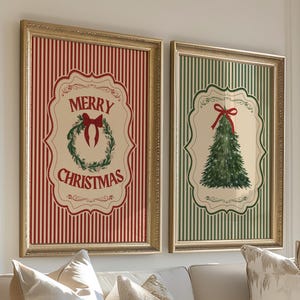 以下が含まれることがあります： 2つの額入りクリスマスアートプリント。1つは「メリークリスマス」の花輪のデザインの赤と白のストライプの背景が特徴です。もう1つは、クリスマスツリーのデザインの緑と白のストライプの背景があります。どちらも金色のフレームに入っています。