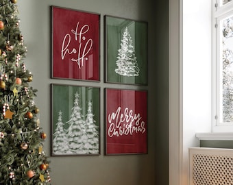 Pode incluir: Quatro impressões enquadradas com tema natalino com texto branco em fundo vermelho. As impressões apresentam as palavras "Ho Ho Ho", "Feliz Natal" e uma imagem estilizada de uma árvore de Natal. As impressões estão penduradas em uma parede verde.