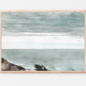 Puede incluir: Una pintura de acuarela de un paisaje mar&iacute;timo con un cielo nublado y un oc&eacute;ano tranquilo. El cielo es de color azul claro con nubes blancas, y el oc&eacute;ano es de color azul oscuro con algunas olas blancas.