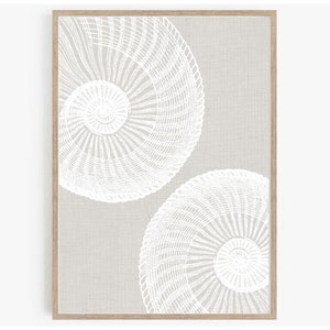 K&ouml;nnte beinhalten: Ein gerahmter Druck mit beigefarbenem Hintergrund und zwei wei&szlig;en, geometrischen, kreisf&ouml;rmigen Designs. Die Designs erinnern an einen geflochtenen Korb oder eine Muschel.
