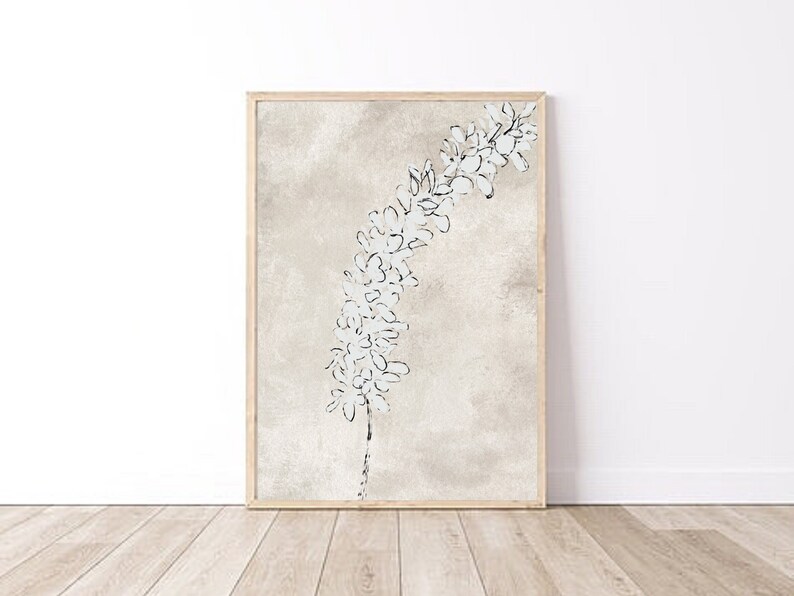 Puede incluir: Una impresi&oacute;n enmarcada de un dise&ntilde;o floral estilizado en blanco y negro sobre un fondo beige.