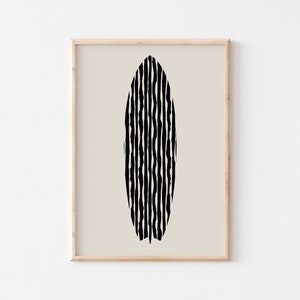 Puede incluir: Una impresi&oacute;n abstracta en blanco y negro de una tabla de surf con un patr&oacute;n ondulado. La impresi&oacute;n est&aacute; enmarcada en un marco de madera claro y est&aacute; colgada en una pared blanca.