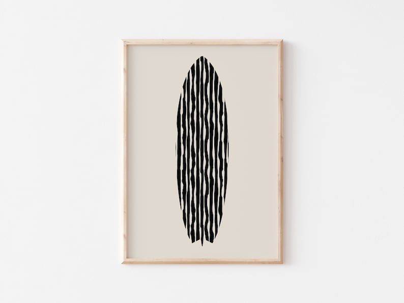 Puede incluir: Una impresi&oacute;n abstracta en blanco y negro de una tabla de surf con un patr&oacute;n ondulado. La impresi&oacute;n est&aacute; enmarcada en un marco de madera claro y est&aacute; colgada en una pared blanca.