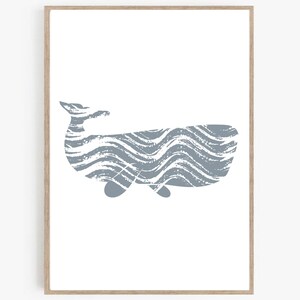 Puede incluir: Una silueta de ballena gris con un patr&oacute;n ondulado sobre un fondo blanco. La ballena est&aacute; mirando hacia la izquierda y tiene un dise&ntilde;o simple y estilizado.