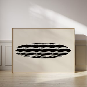 Puede incluir: Una impresi&oacute;n ovalada con rayas blancas y negras en un marco beige. La impresi&oacute;n es un dise&ntilde;o abstracto moderno.