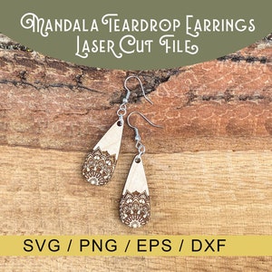 Könnte beinhalten: Tropfenförmige Holzohrringe mit Mandala-Design, hängend an silberfarbenen Haken. Die Ohrringe sind aus hellem Holz mit einem lasergeschnittenen Mandala-Muster am unteren Ende. Der Text "Mandala Teardrop Earrings Laser Cut File" und "SVG / PNG / EPS / DXF" ist ebenfalls enthalten.