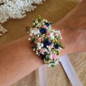 Bracelet en fleurs séchées &stabilisées blanc vert et rose Mariage/Mariée/Demoiselle d'honneur Accessoires fleuris, bracelet fleurs blanches Rose et bleu marine