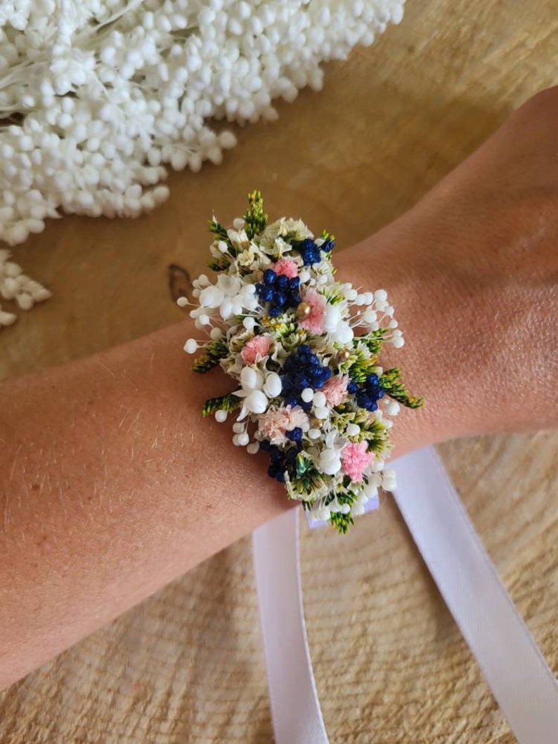 Bracelet en fleurs séchées &stabilisées blanc vert et rose Mariage/Mariée/Demoiselle d'honneur Accessoires fleuris, bracelet fleurs blanches Rose et bleu marine