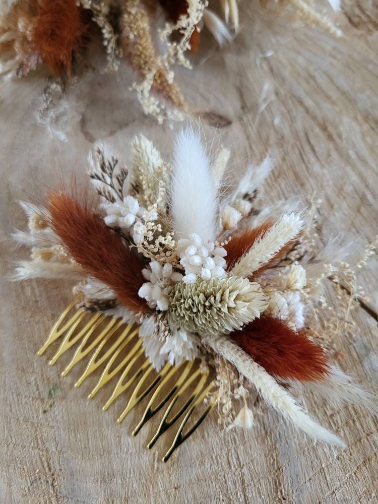 Peigne fleuri bohème en terracotta et beige pour mariage