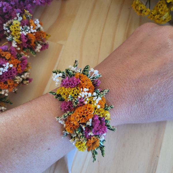 Kleurrijke armband van gedroogde en geconserveerde bloemen - Bruiloftsaccessoire - Bruidsmeisjesarmband