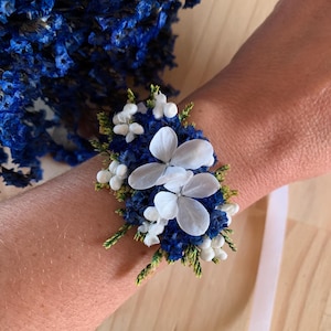 Dried & preserved flower ribbon wedding bracelet in pink, green, blue, yellow, orange, and fuchsia. Bride/bridesmaid bracelet. Children's bracelet. bleu