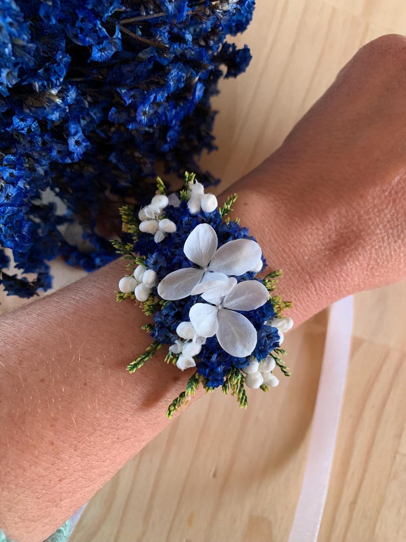 Dried & preserved flower ribbon wedding bracelet in pink, green, blue, yellow, orange, and fuchsia. Bride/bridesmaid bracelet. Children's bracelet. bleu
