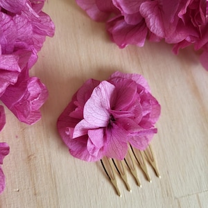 Small golden comb decorated with dark pink stabilized flowers - dark pink hydrangea - Wedding comb