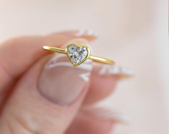 Anillo delicado con forma de corazón de circonita cúbica - Plata de ley 925 reciclada chapada en oro de 14 k