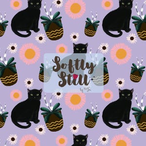 Puede incluir: Patrón repetido sobre un fondo lavanda con gatos negros, flores rosas y amarillas y plantas en macetas. El texto "Softly Still" está superpuesto al diseño.
