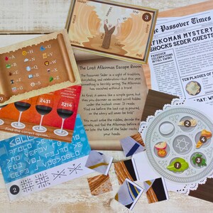Op de afbeelding: Een Pesach Seder-spel met kleurrijke kaarten met raadsels, puzzels en een zoektocht naar de Afikoman. Het spel bevat een kaart in krantenstijl met de kop "Afikoman-mysterie schokt Seder-gasten".