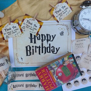 Puede incluir: Una decoración de fiesta de cumpleaños con temática de Harry Potter con un cartel que dice "Happy Birthday", un libro, una botella de jugo y varias etiquetas de comida.
