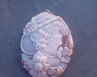 Cameo que representa una dama con flores.