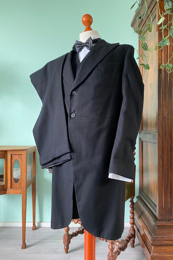 Antique 1920's three piece morning suit approx. si
