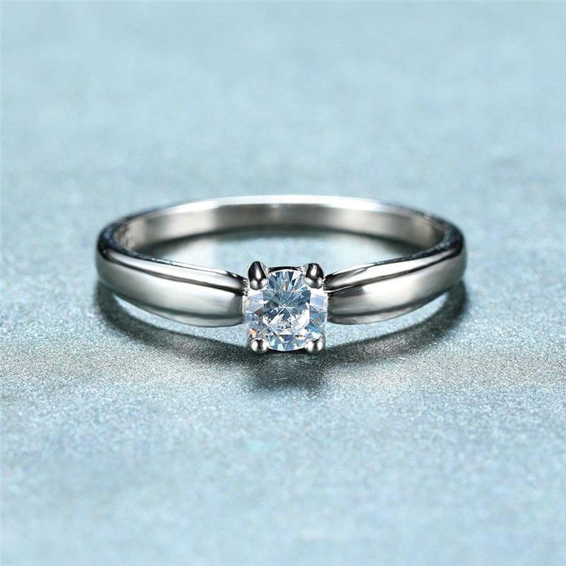 Bague de fian\u00e7ailles en argent sterling 925 Bague de mariage solitaire en cristal