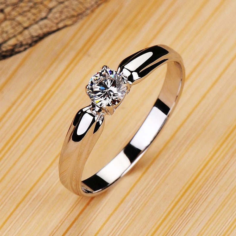 Bague de fian\u00e7ailles en argent sterling 925 Bague de mariage solitaire en cristal