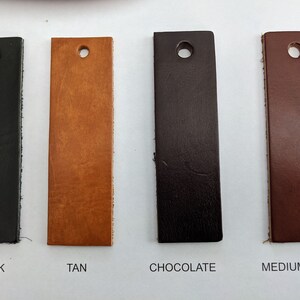 Peut inclure: Quatre &eacute;chantillons de cuir en noir, beige, brun chocolat et brun moyen. Chaque &eacute;chantillon a un trou perfor&eacute; au centre.
