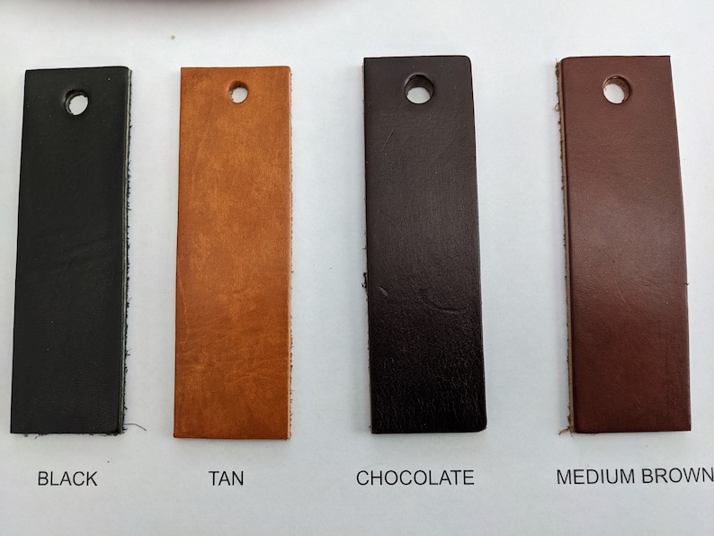 Peut inclure: Quatre &eacute;chantillons de cuir en noir, beige, brun chocolat et brun moyen. Chaque &eacute;chantillon a un trou perfor&eacute; au centre.
