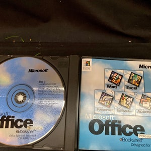 Puede incluir: Disco de software y estuche de Microsoft Office Professional Edition. El disco es azul con un logotipo de Microsoft plateado y el texto "Disco 1: Disco de instalación". El estuche es negro con una imagen azul y blanca del logotipo de Microsoft Office y el texto "Microsoft Office Professional eBookshelf Diseñado para Windows 95".