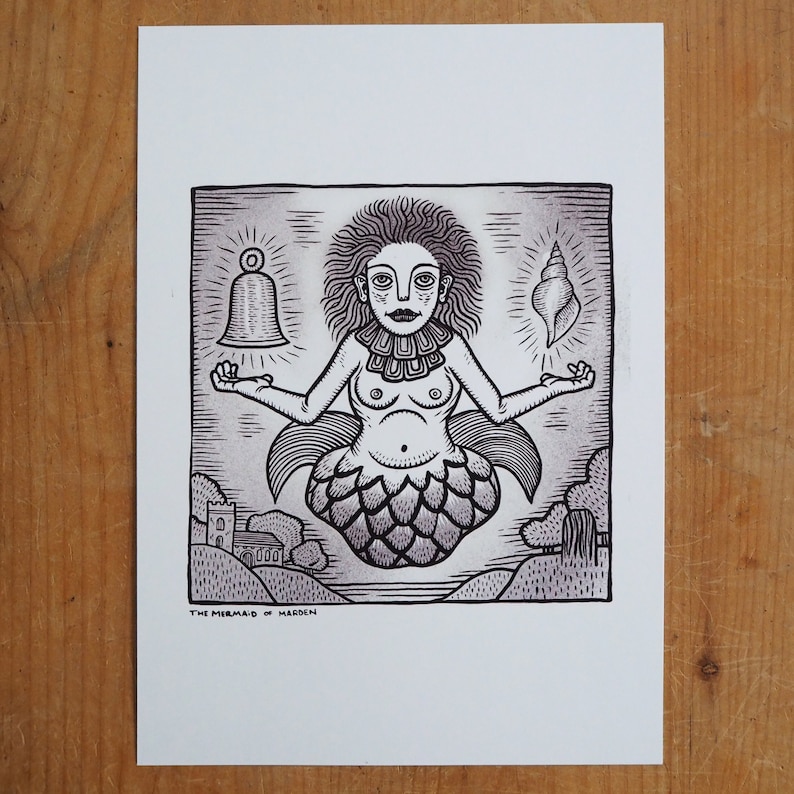 Puede incluir: Grabado en lin&oacute;leo en blanco y negro de una sirena con una campana y una concha. La sirena tiene una cola de pez y est&aacute; rodeada por un paisaje con un castillo y &aacute;rboles. El texto "THE MERMAID OF HARDEN" est&aacute; en la parte inferior.