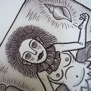 Puede incluir: Ilustraci&oacute;n en blanco y negro de una figura con cabello ondulado y un collar decorativo, extendiendo la mano hacia una concha brillante. La obra de arte tiene un estilo de linograbado vintage, con sombreado y l&iacute;neas detalladas. La expresi&oacute;n es serena.