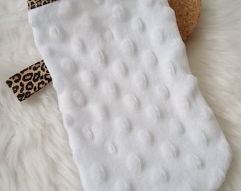 Water make-up remover glove / leopard wipe