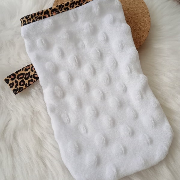 Water make-up remover glove / leopard wipe