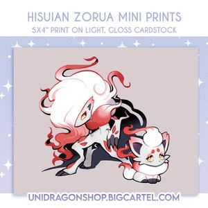 Puede incluir: Una impresión de 12,7x10,2 cm en cartulina brillante ligera con una ilustración estilizada de un Zoroark de Hisui y un Zorua de Hisui. El Zoroark es rojo, blanco y negro, y el Zorua es blanco y rojo. El fondo es gris claro.