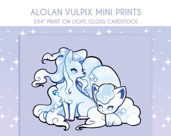 Könnte beinhalten: Ein hellblauer Druck mit zwei stilisierten Alolan Vulpix-Charakteren mit funkelnden Akzenten. Der Druck ist auf leichtem, glänzendem Karton und misst 12,7 x 10,16 cm. Der Text oben lautet "ALOLAN VULPIX MINI PRINTS". Die Website-Adresse steht unten.