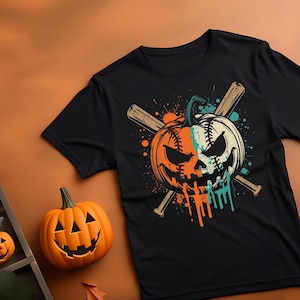 Puede incluir: Camiseta negra con un diseño de Halloween. El gráfico muestra una calabaza de Halloween dividida en dos, un lado parecido a una pelota de béisbol. Dos bates de béisbol cruzados están detrás de la calabaza, con detalles en naranja, turquesa y blanco.