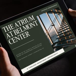 Puede incluir: Una tableta digital que muestra un anuncio verde y blanco para The Atrium at Belmont Center, un edificio de oficinas de clase A de 45.000 pies cuadrados ubicado en 200 Manning Street en Charleston, Carolina del Sur. La imagen presenta una foto de una escalera moderna de vidrio y metal.