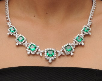 Grün Smaragd Halskette für Frauen | Hochwertiger Asscher Diamant | Adastra Schmuck