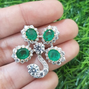 Broszka w stylu wiktoriańskim ze szmaragdem, srebro próby 925, zielony, owalny kształt, aureola, sprawdź broszkę imprezową z cyrkoniami w kwiaty | ADASTRA JEWELRY