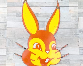 Antyczny porcelanowy znak na chleb z królikiem w kreskówkowym kształcie, reklama piekarni, oleju napędowego