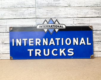 Porcelanowy szyld Vintage International Trucks | Niebieska emalia, dekoracja ścienna garażu na olej napędowy | Reklama klasycznej ciężarówki | Przemysłowy szyld sklepu rolniczego