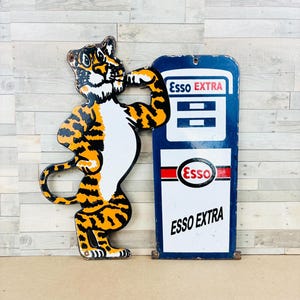 Vintage Esso Extra Tiger Porzellanschild | Seltene Tankstellenwerbung | Emailliertes Metallschild | Garagendekoration aus der Mitte des 20. Jahrhunderts